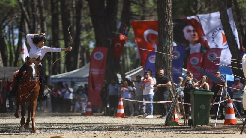 3. Uluslararası Antalya Yörük Türkmen Festivalinde, okçuluk gösterisi