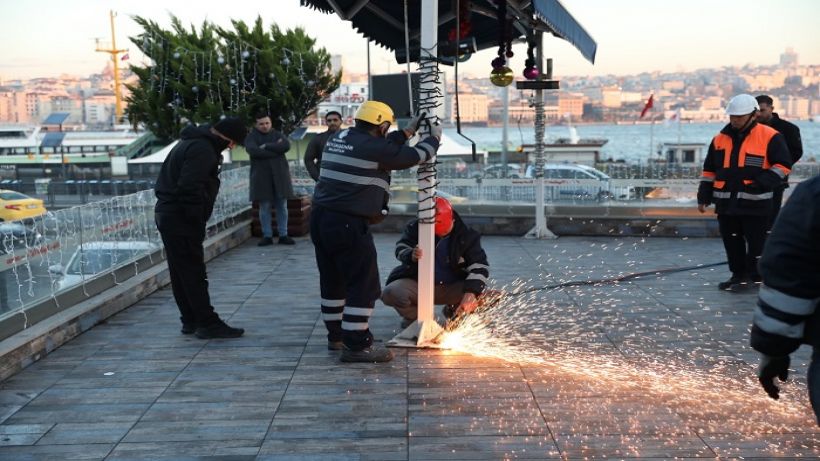 Tarihi Sirkeci Garına Komşu Kaçak Kafe Yıkıldı