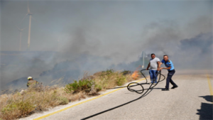 İzmir'de 13 bölgede çıkan yangın mücadelesi sürüyor