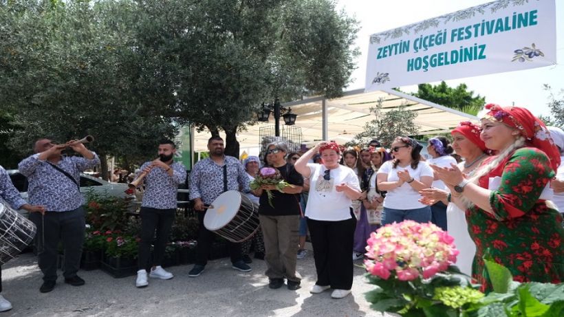 Zeytin Çiçeği Festivali Renkli Görüntülerle Başladı